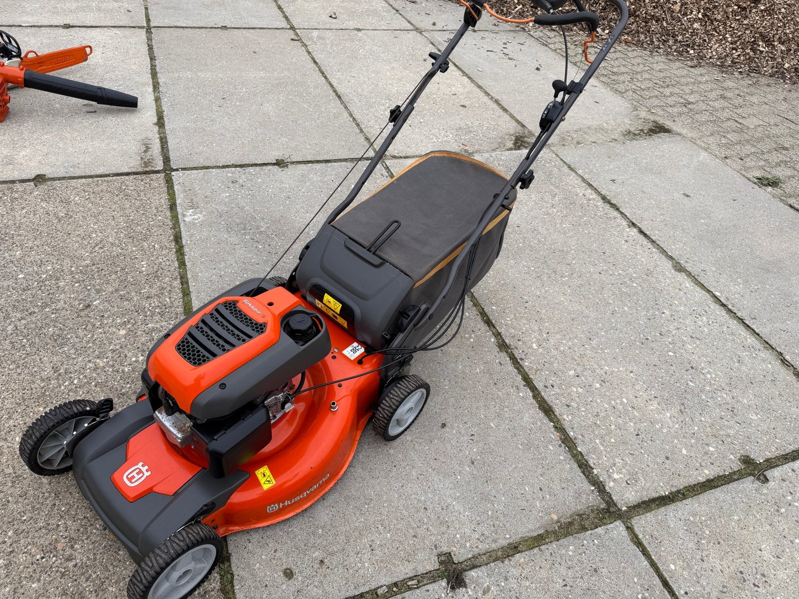 Husqvarna Benzine Grasmaaier - Zo goed als nieuw, Tuin en Terras, Ophalen, Cirkelmaaier, Zo goed als nieuw, Benzine-grasmaaier