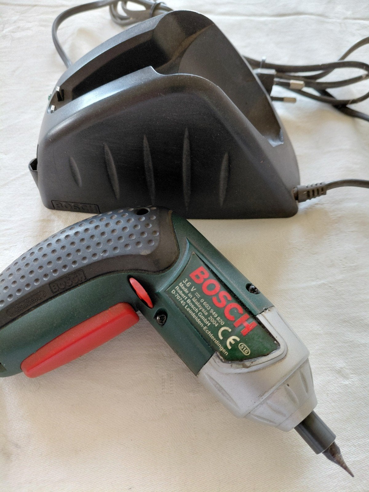 Bosch accuschroevendraaier 3.6V met lader, Ophalen of Verzenden, Gebruikt, Minder dan 400 watt, Boor- en Schroefmachine