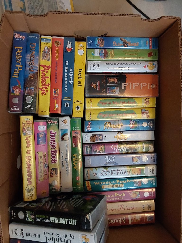 Gratis bananendoos VHS Kindervideos Disney, K3...afhalen, Cd's en Dvd's, VHS | Film, Ophalen, Gebruikt, Alle leeftijden, Kinderfilm