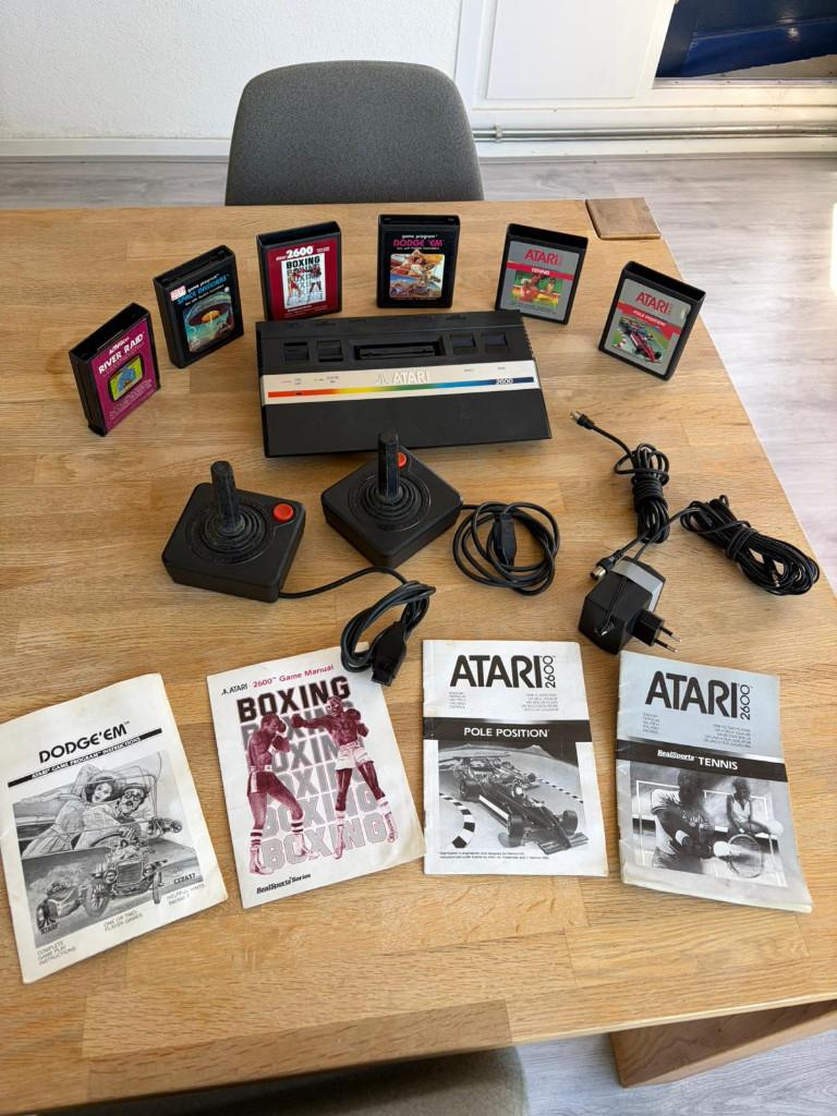 Atari 2600 Console + games, Spelcomputers en Games, Spelcomputers | Atari, Zo goed als nieuw, Atari 2600, Met 2 controllers, Met games