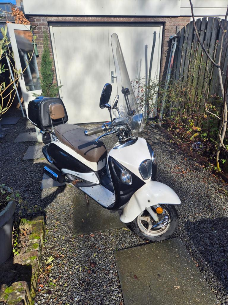 Grande retro zwart wit 52km/h geel kenteken, Ophalen, Benzine