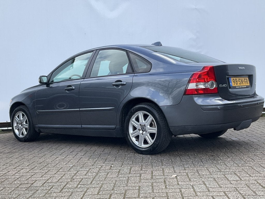 Volvo S40 2.4 5-Cil Automaat Cruise Leer Clima Trekhaak NL-A, Auto's, Volvo, Gebruikt, 700 kg, Parkeersensor, 2435 cc