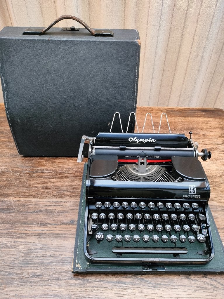 Typemachine OLYMPIA PROGRESS. Jaar 1947. AZERTY. Germany., Diversen, Ophalen of Verzenden, Gebruikt