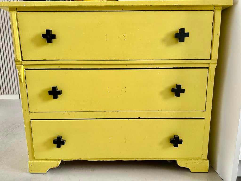 Oude gele commode met zwarte knoppen, Huis en Inrichting, Kasten | Ladekasten, Ophalen, 100 tot 150 cm, Zo goed als nieuw, 3 of 4 laden