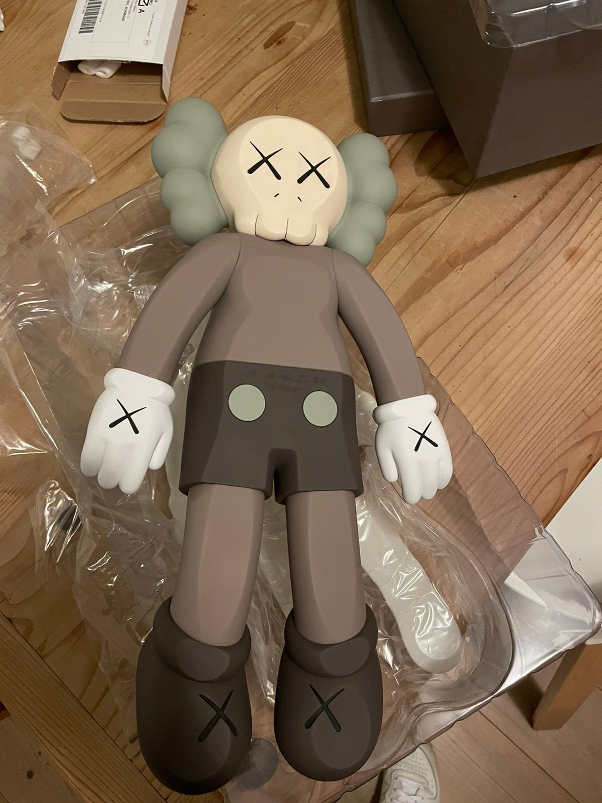 Nieuw KAWS Companion 2020 Open Edition Brown Vinyl Figure, Ophalen of Verzenden, Pop/figuur, Bruin