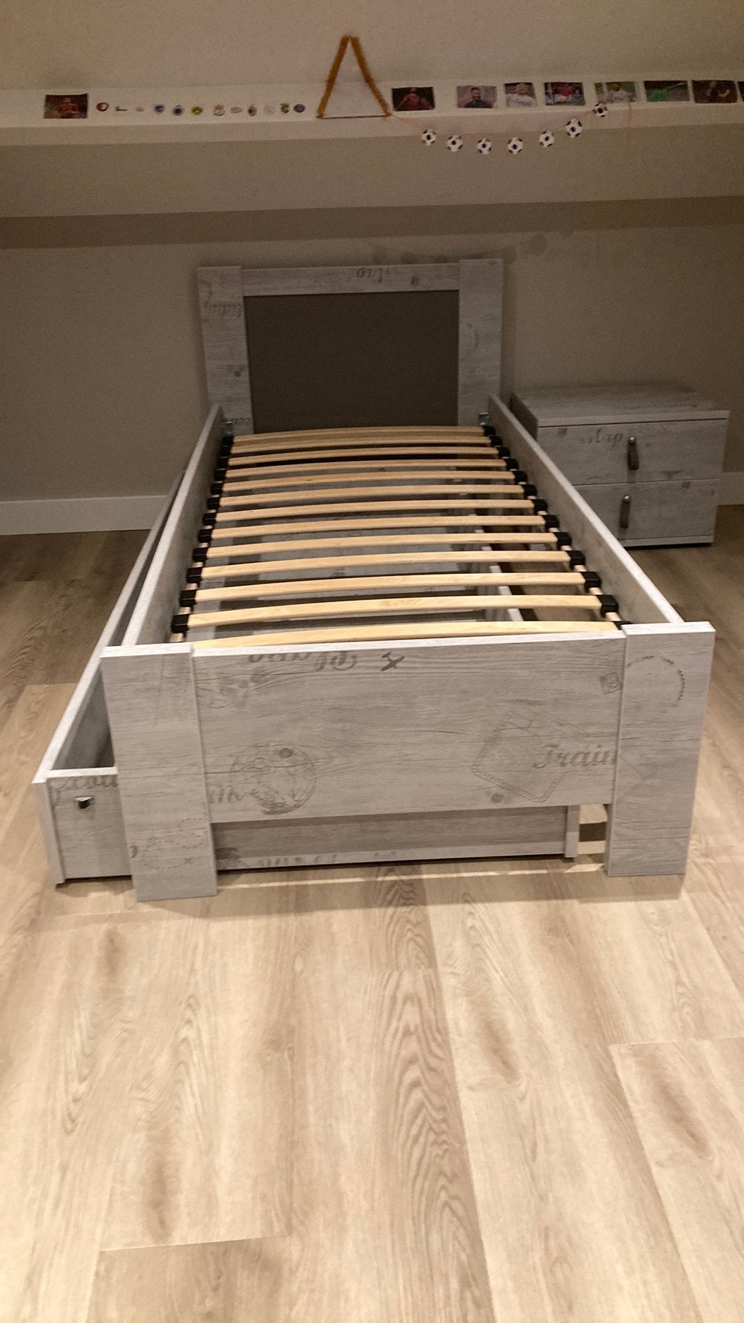 Leuk eenpersoons bed met passend nachtkastje te koop, Ophalen, Gebruikt, 90 cm, Eenpersoons