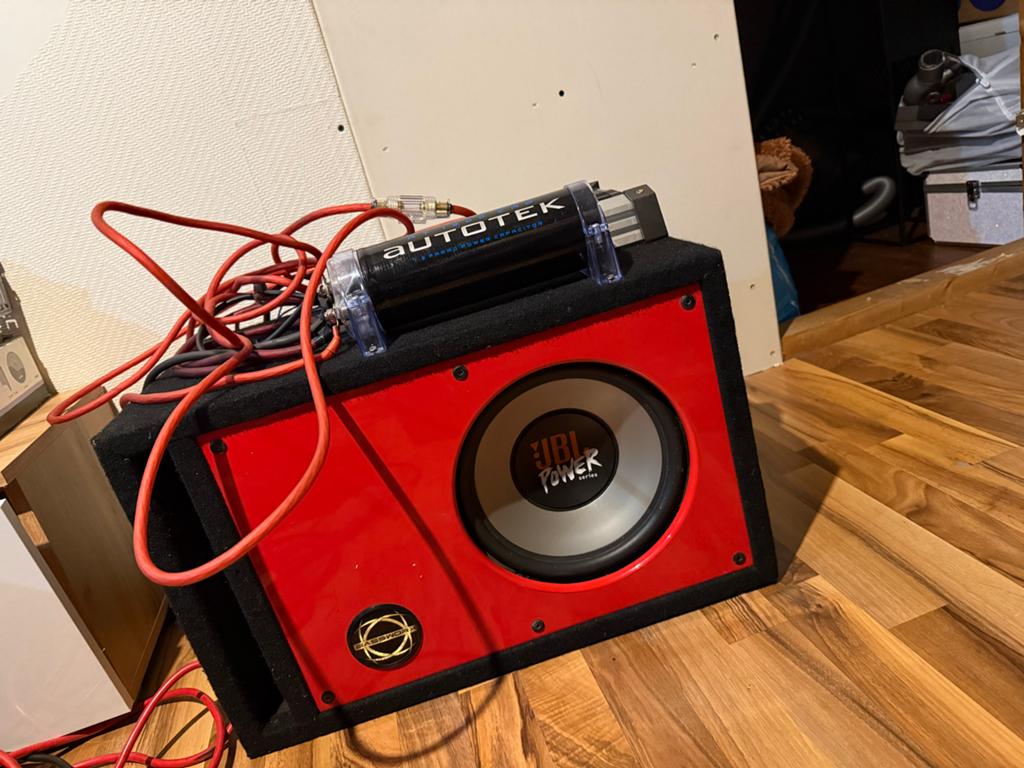 JBL Subwoofer Set: 350W RMS Versterker, Condensator, Kabel, Ophalen of Verzenden, Gebruikt