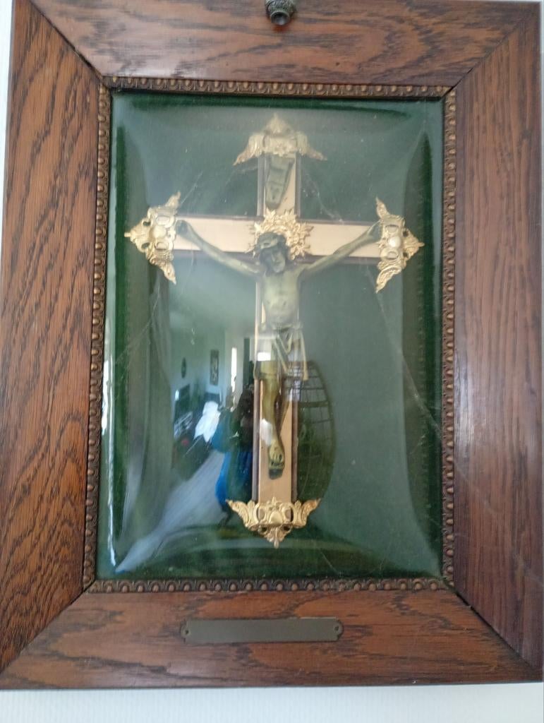 Antiek Kruisbeeld in Houten Lijst - Religieuze Kunst, Ophalen of Verzenden