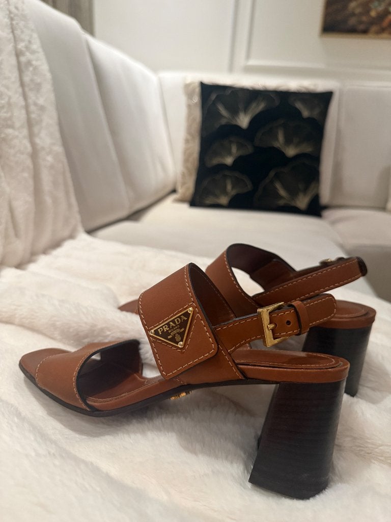 Prada schoenen (echt, weinig gedragen), Kleding | Dames, Schoenen, Gedragen, Bruin, Prada, Sandalen of Muiltjes