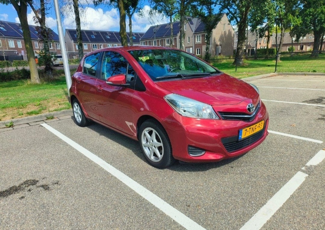 Toyota Yaris 1.3 16V Vvt-i 5DR 2011 Rood, Voorwielaandrijving, Stof, 40 €/maand, 4 cilinders