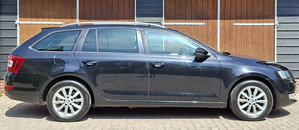 Skoda Octavia Combi 1.2 TSI Grt Amb Bns | Trekhaak | Bluetoo, Stof, Gebruikt, Euro 6, 4 cilinders