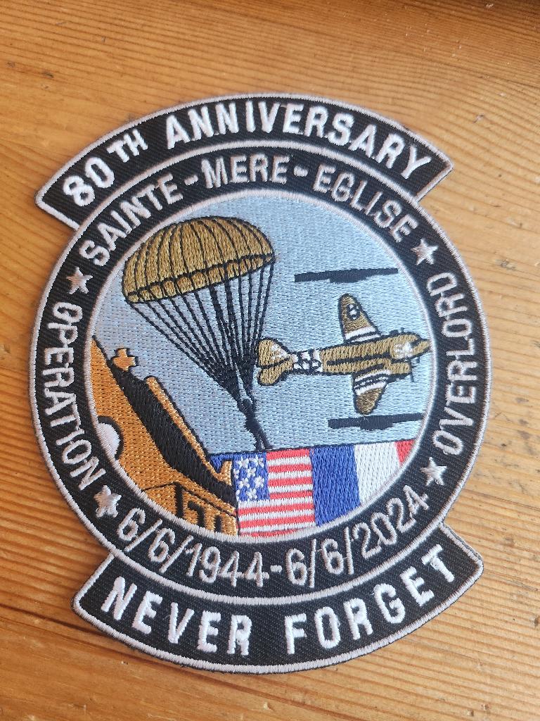 Patch Embleem St Mere Eglise D-Day Normandie Airborne, Ophalen of Verzenden, Landmacht, Nederland, Embleem of Badge