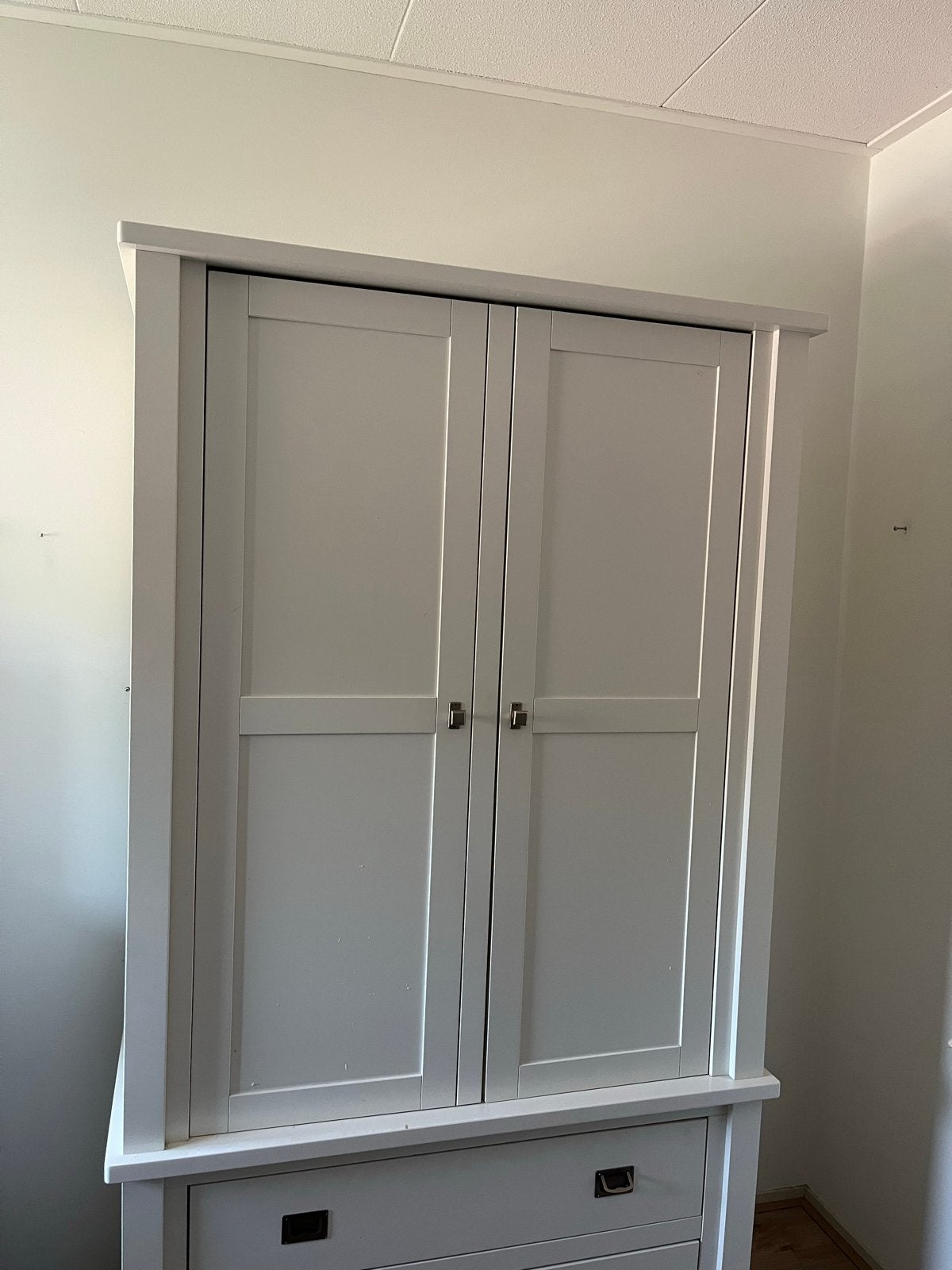 Witte kledingkast met lades, deuren en hangruimte, Ophalen, 100 tot 150 cm, Zo goed als nieuw, Met lade(s)