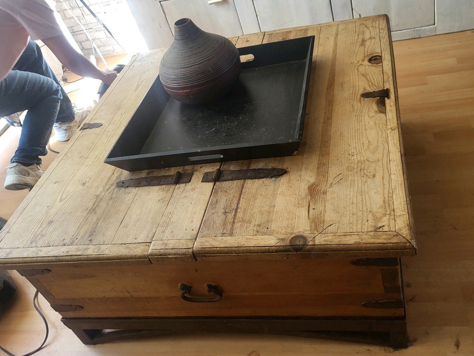 Robuuste houten salontafel/kist met metalen accenten, Huis en Inrichting, Tafels | Salontafels, Ophalen of Verzenden