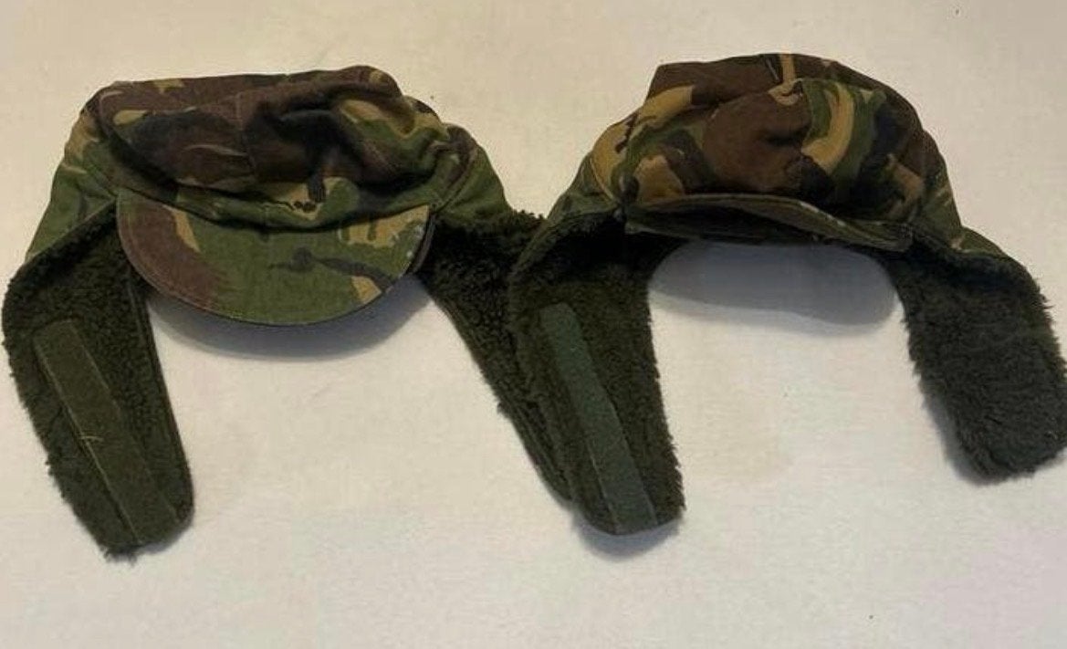 Twee camouflage koudweer mutsen (KL), Ophalen of Verzenden