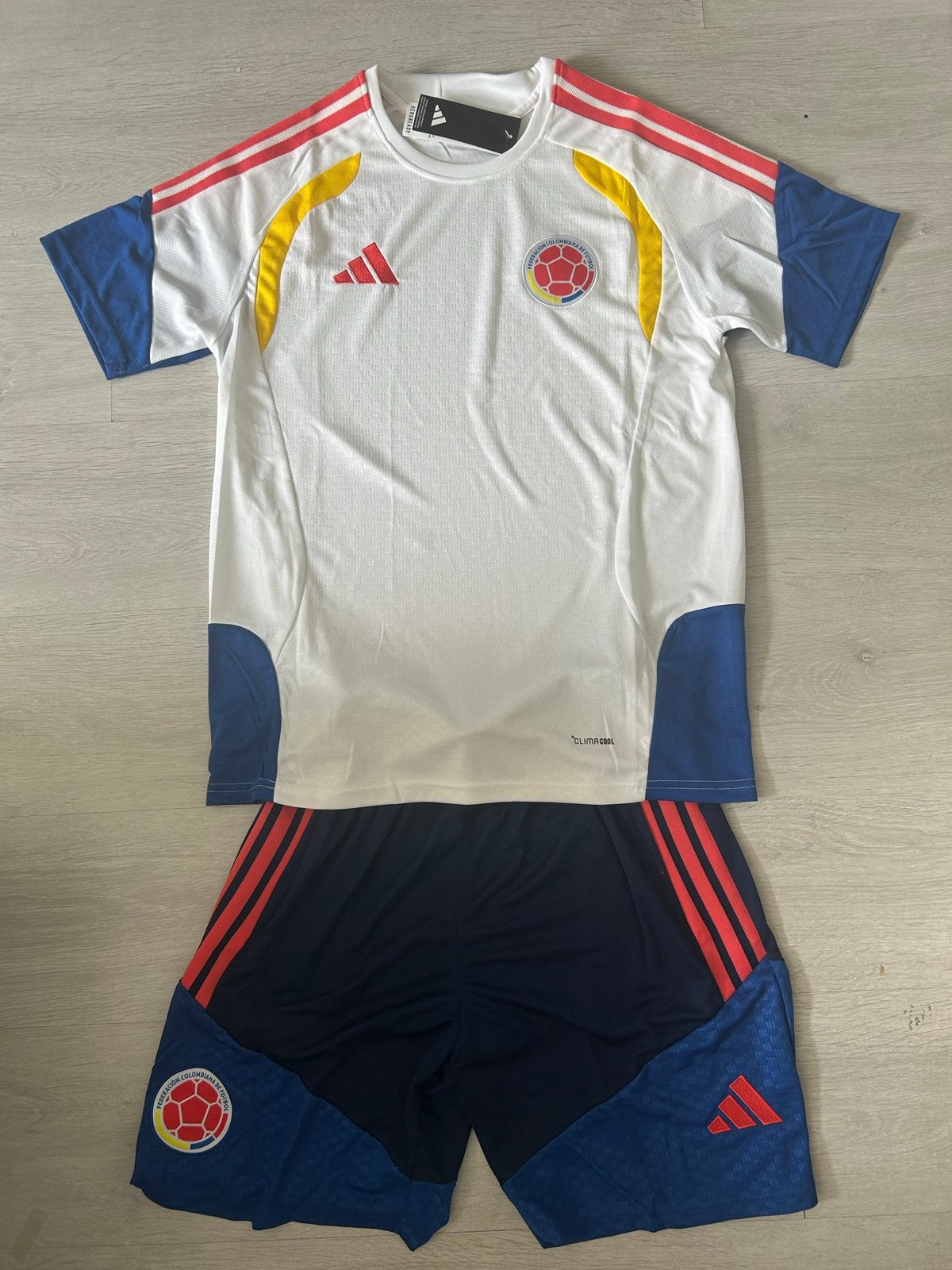 Colombia Voetbaltenue - Shirt en Broekje maat L, Ophalen of Verzenden, Nieuw, Set
