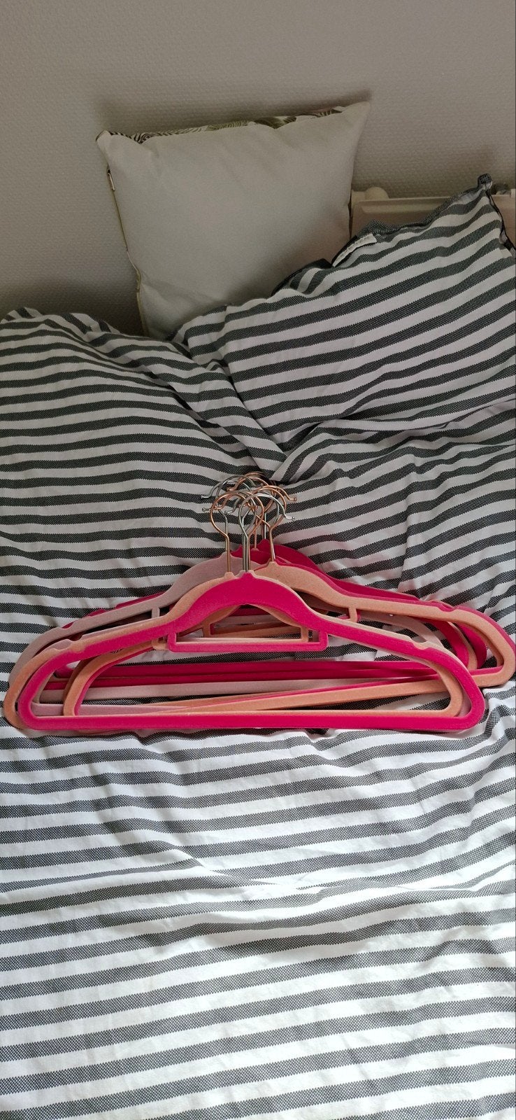 Te koop: 12 roze kledinghangers ( antislip), Ophalen of Verzenden, Gebruikt, Metaal, Kinderen en Volwassenen