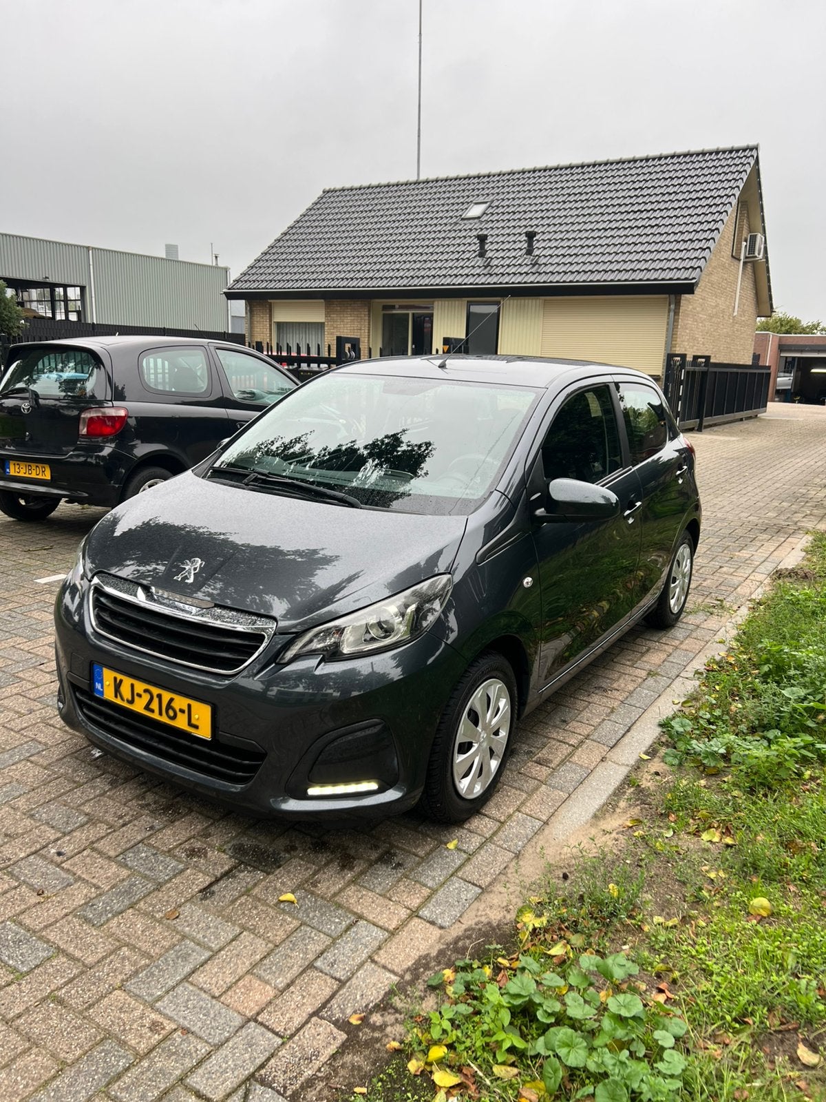 Peugeot 108 1.0 12V 5DR 2014 Grijs | NW APK | LAGE KM | NAP, Voorwielaandrijving, Stof, Zwart, 4 stoelen