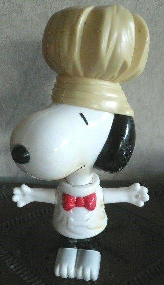 SNOOPY 23 cm groot, peanut als KOK met koksmuts uit 2000, Ophalen of Verzenden, Snoopy, Zo goed als nieuw, Overige typen