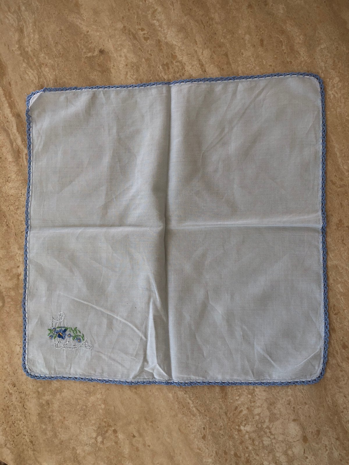 Zakdoek/Sierdoek Blauw Geborduurd bloemen en Gehaakt rand, Ophalen of Verzenden, Nieuw