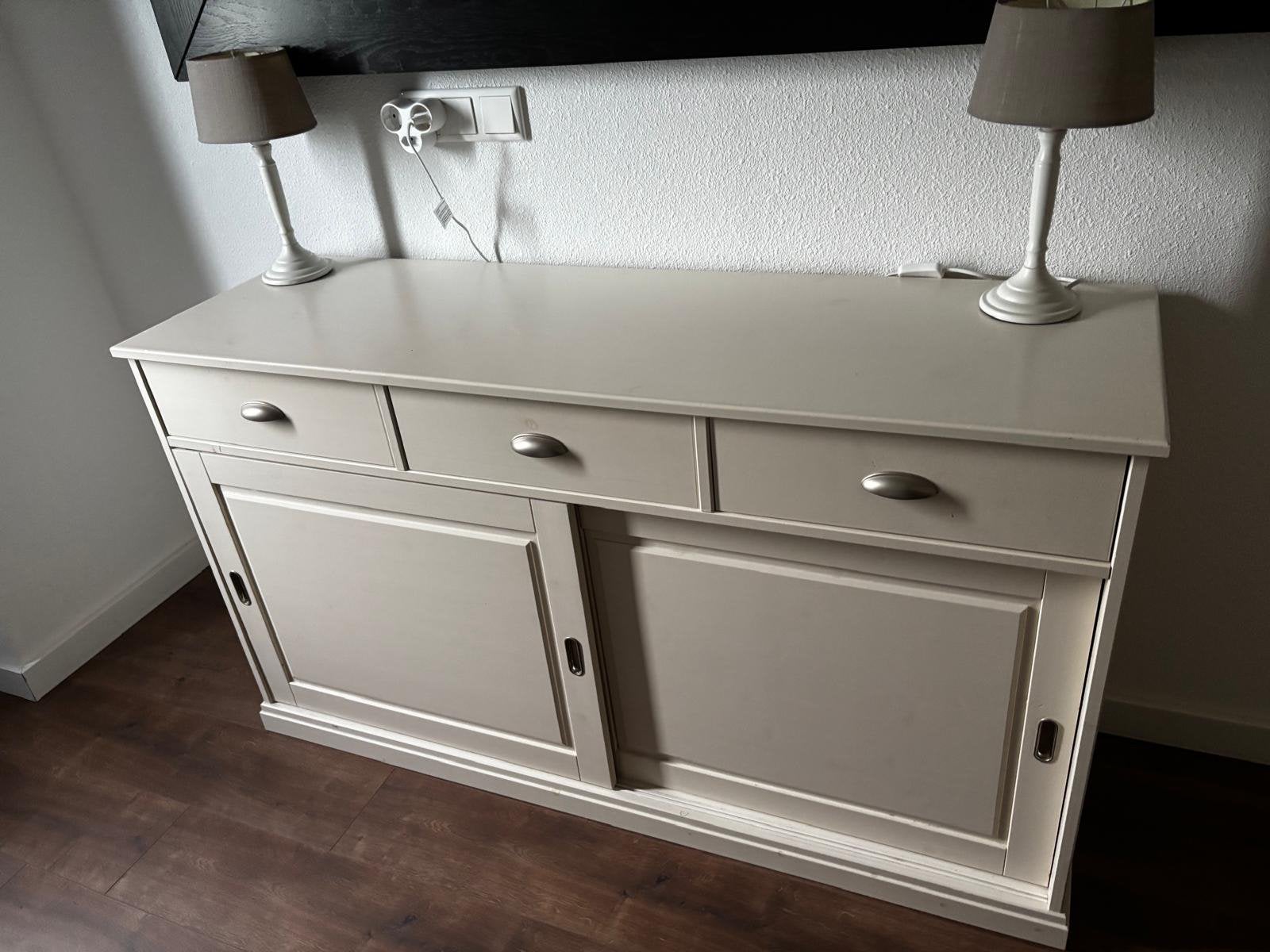 Nette offwhite dressoir die nog een ronde mee kan, Huis en Inrichting, Kasten | Dressoirs, Ophalen, Gebruikt, 100 tot 150 cm, 25 tot 50 cm