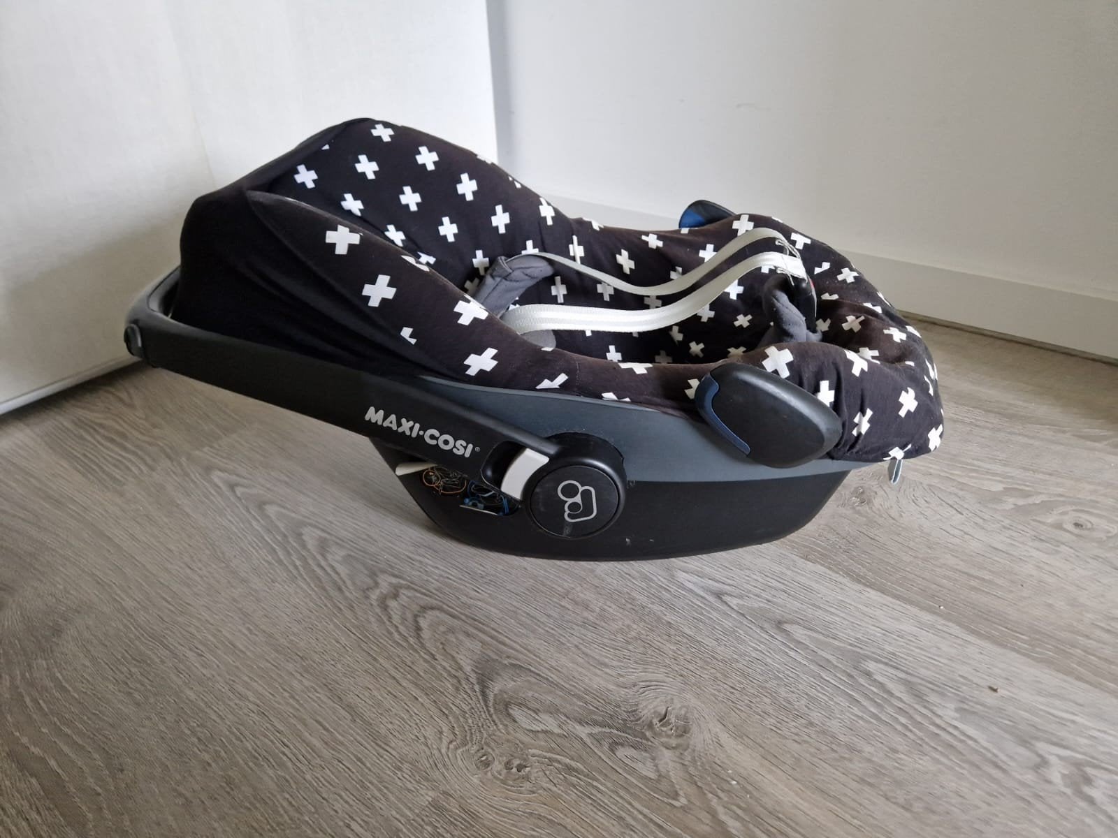 Maxi-Cosi autostoel met zwart-wit kruisjespatroon, Ophalen, 0 t/m 13 kg, Maxi-Cosi, Gebruikt