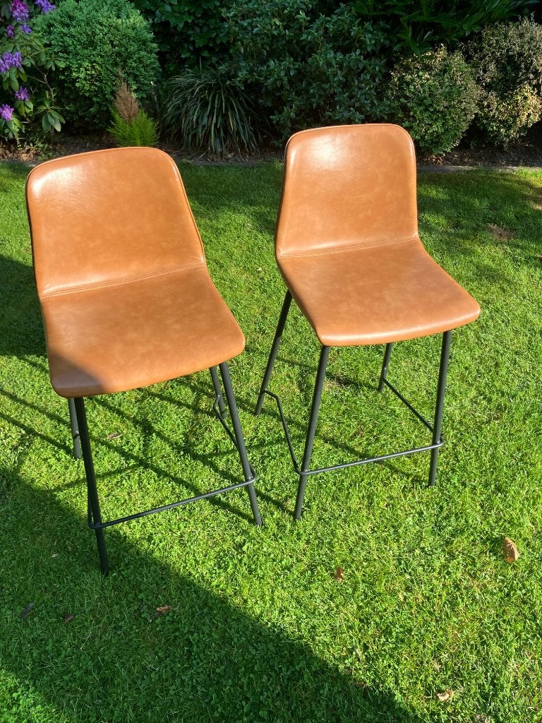 Twee stoere barkrukken - cognac kunstleer, Huis en Inrichting, Barkrukken, Ophalen, Zo goed als nieuw, 90 cm of meer, Metaal