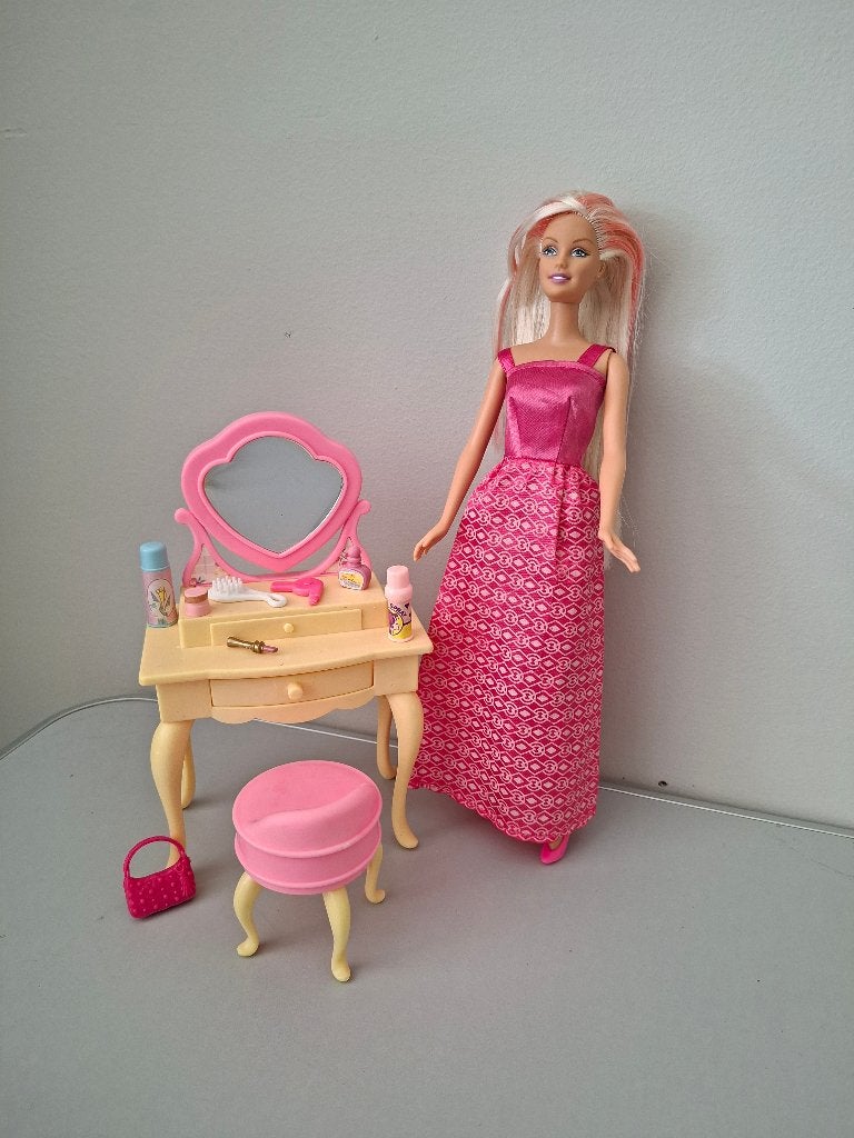 barbie met make up tafel, Ophalen of Verzenden, Zo goed als nieuw, Barbie