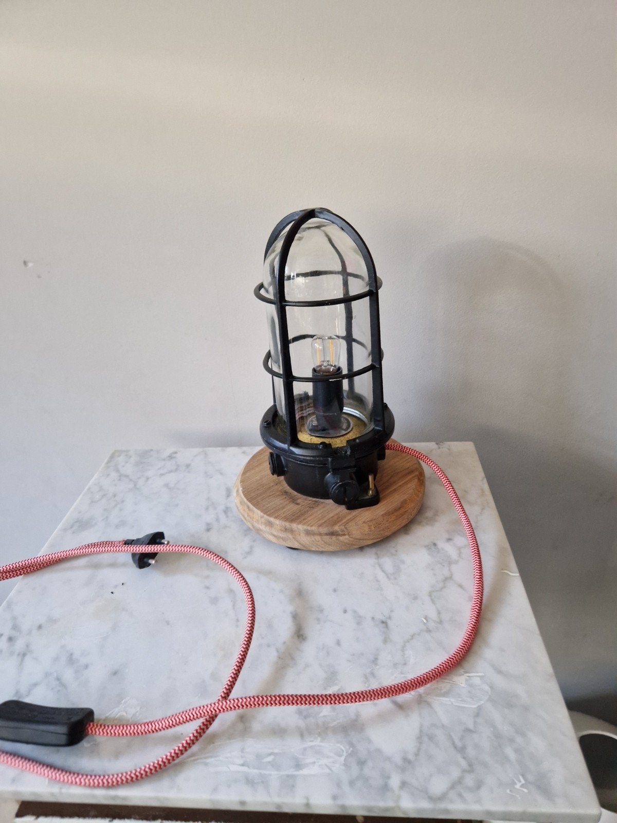 Industriële tafellamp met houten voet en kooi, Zwart, Glas, Industrieel, Inclusief lichtbron