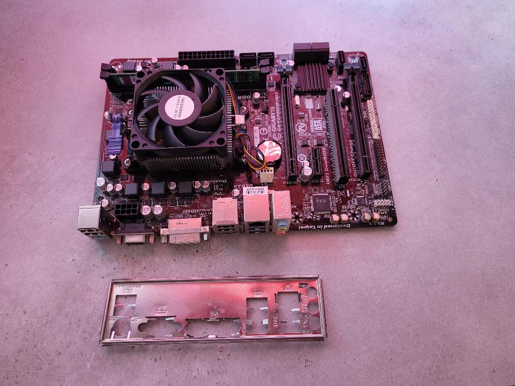 Gigabyte MB + AMD A8 7600 + Radeon R7 + 6GB DDR3 + io shield, Ophalen, Zo goed als nieuw, AMD, DDR3