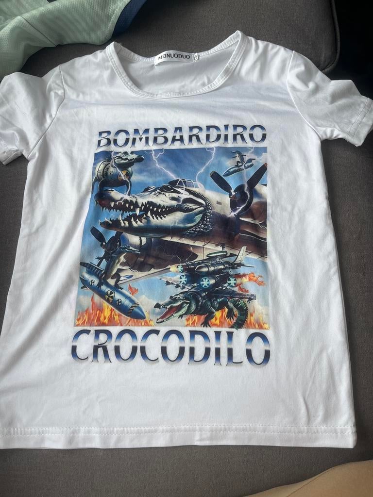 Wit T-shirt met 'Bombardiro Crocodilo' print, maat 110/116, Ophalen, Gebruikt, Jongen, Shirt of Longsleeve