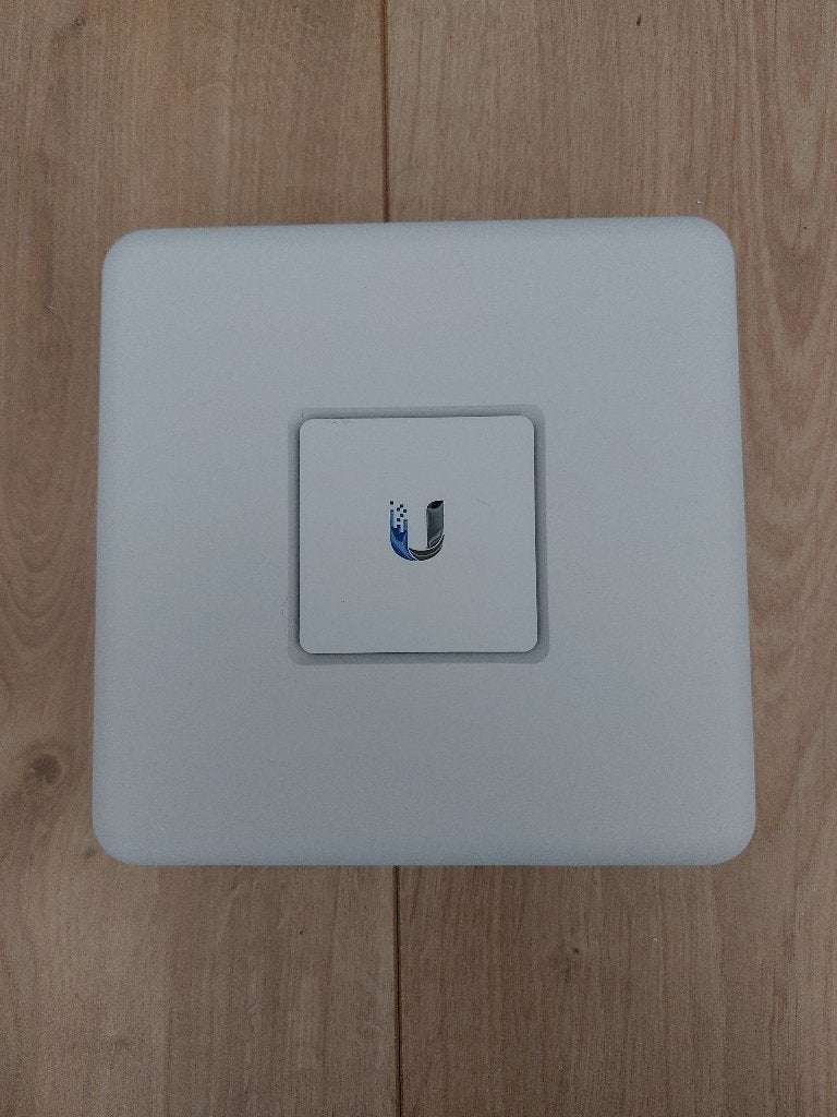 Unifi Security Gateway (USG), Computers en Software, Routers en Modems, Ophalen, Zo goed als nieuw, Router, UniFi Ubiquiti