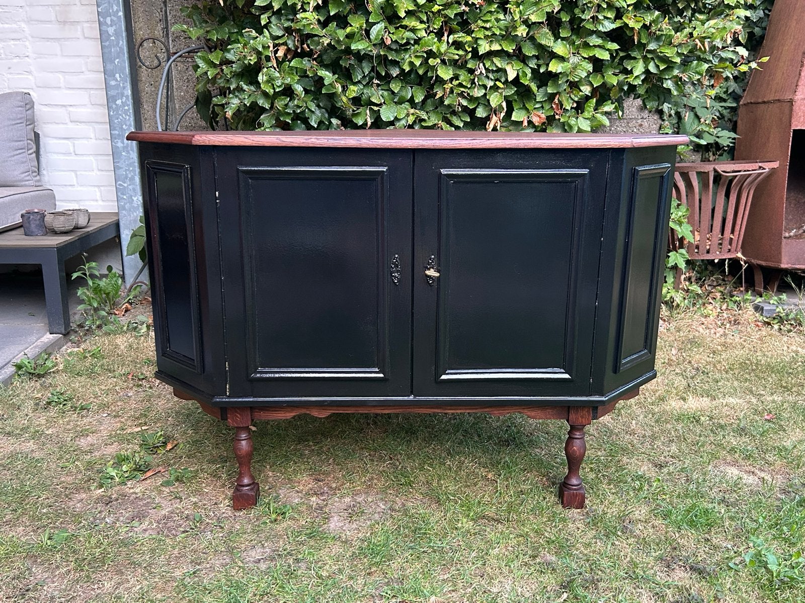 Gerestyld vintage hoekkastje met zwart wit gebloemd behang, Huis en Inrichting, Ophalen, Gebruikt