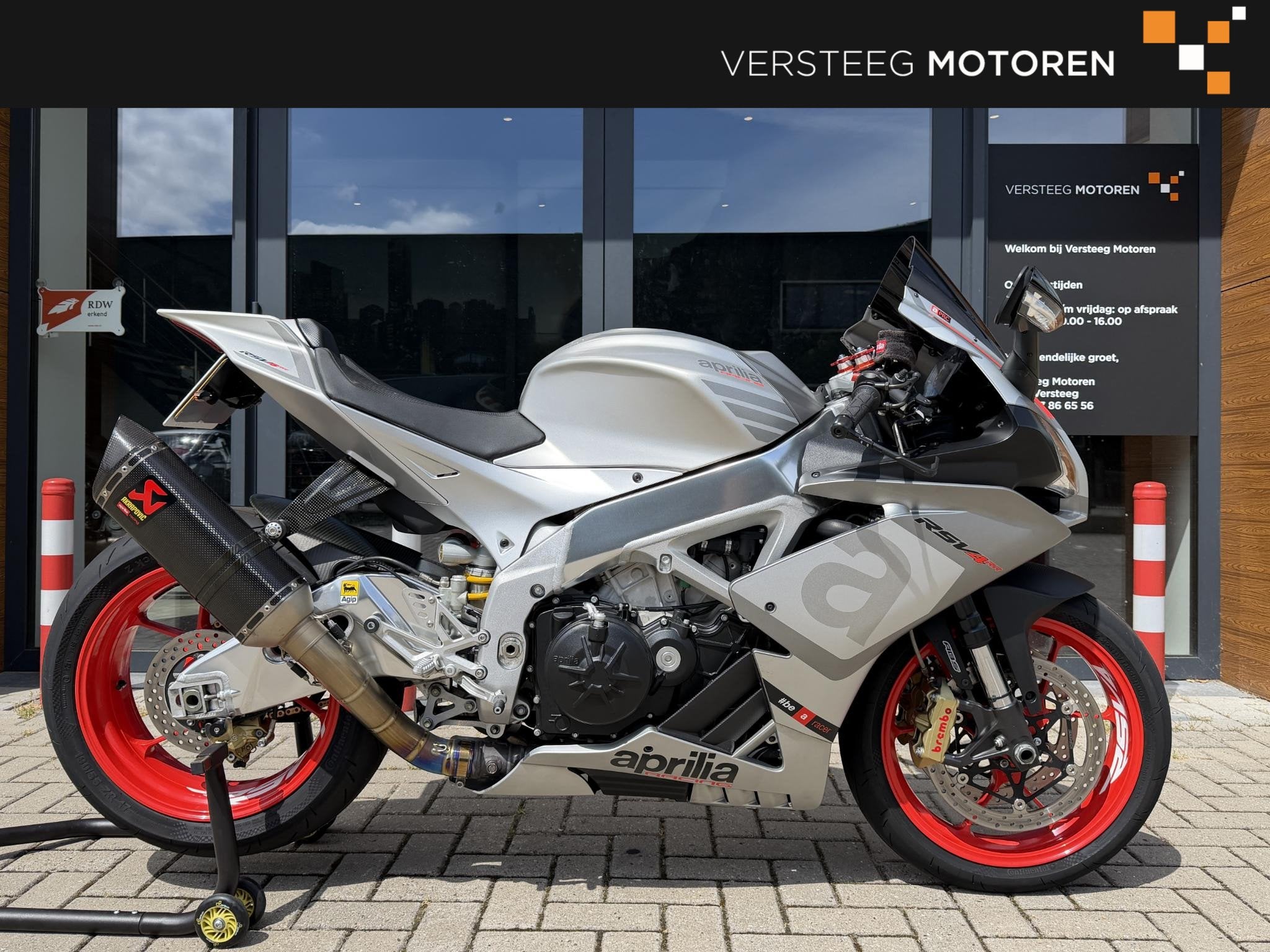 Aprilia RSV4 Akrapovic Carbon, Super Sport, Minervum 7272
4817 ZM  Breda, NL, Customer_service@piaggio.com, 999 cc
