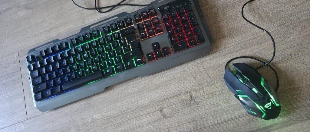Trust GXT 845 Tural keyboard en muis, bedraad RGB zgan, Computers en Software, Toetsenborden, Ophalen of Verzenden, Zo goed als nieuw
