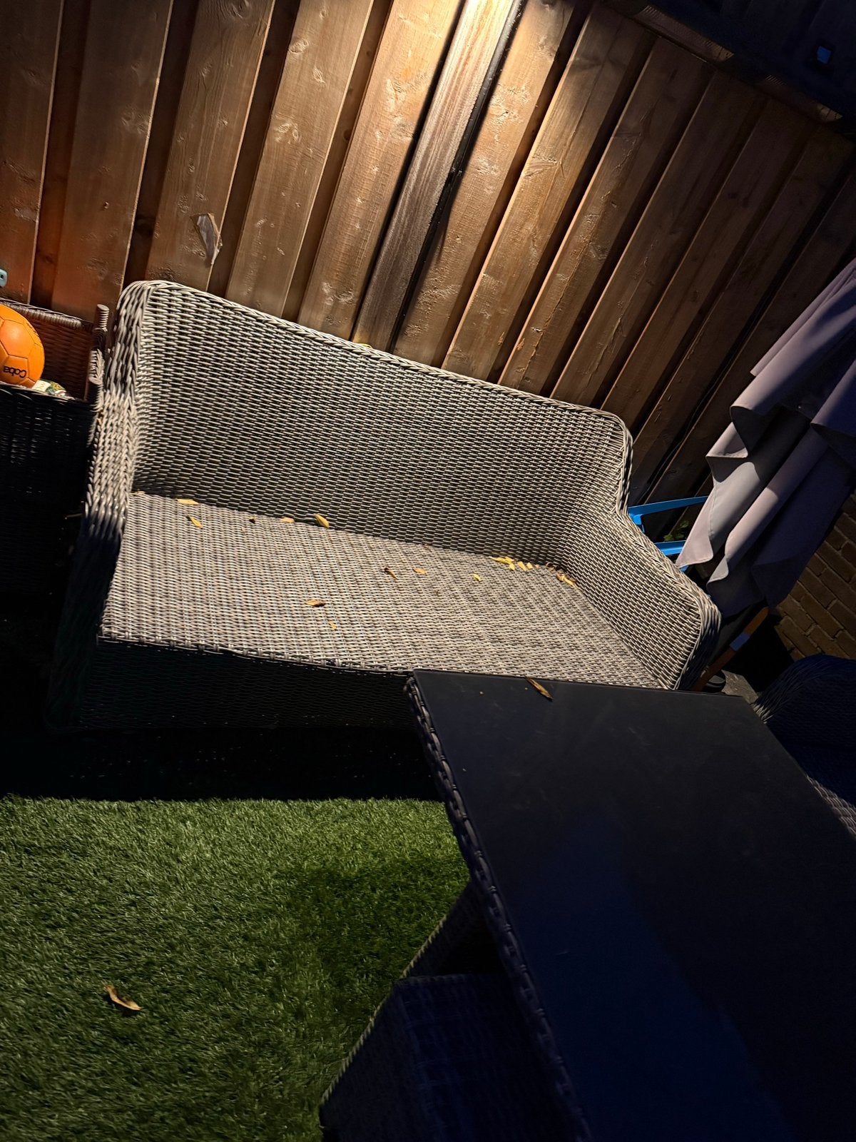 Wicker loungeset met tafel en 2 krukjes, Tuin en Terras, Ophalen, 5 zitplaatsen, Gebruikt, Loungeset