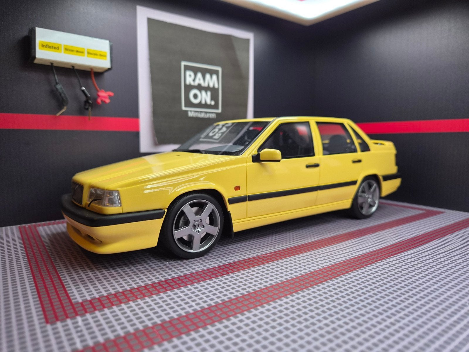 1/18 Volvo 850 T-5R Cream Yellow, Hobby en Vrije tijd, Modelauto's | 1:18, Ophalen of Verzenden, Zo goed als nieuw, Auto, OttOMobile