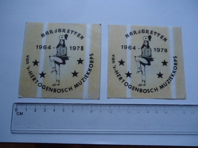 sticker 1978 Den Bosch carnaval oeteldonk marjoretten band, Verzamelen, Ophalen of Verzenden, Zo goed als nieuw