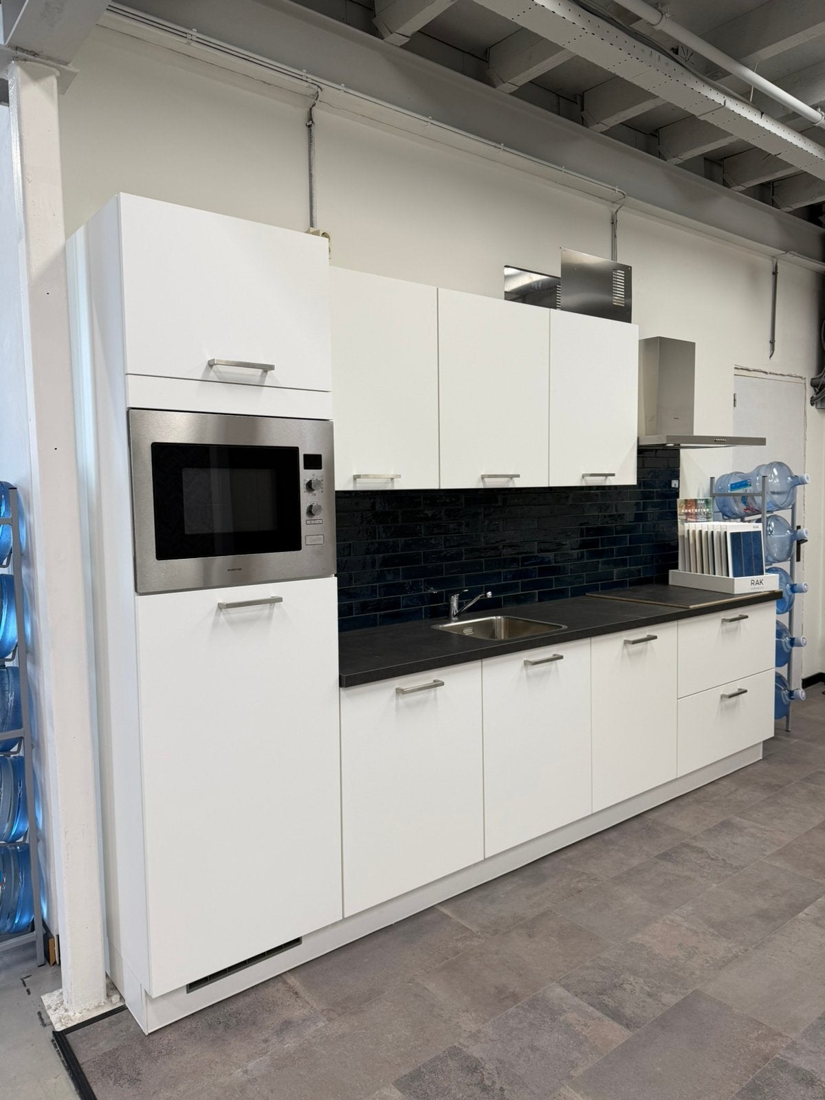 Showroomkeuken recht, Ophalen, Wit, Nieuw, Enkelwandige keuken