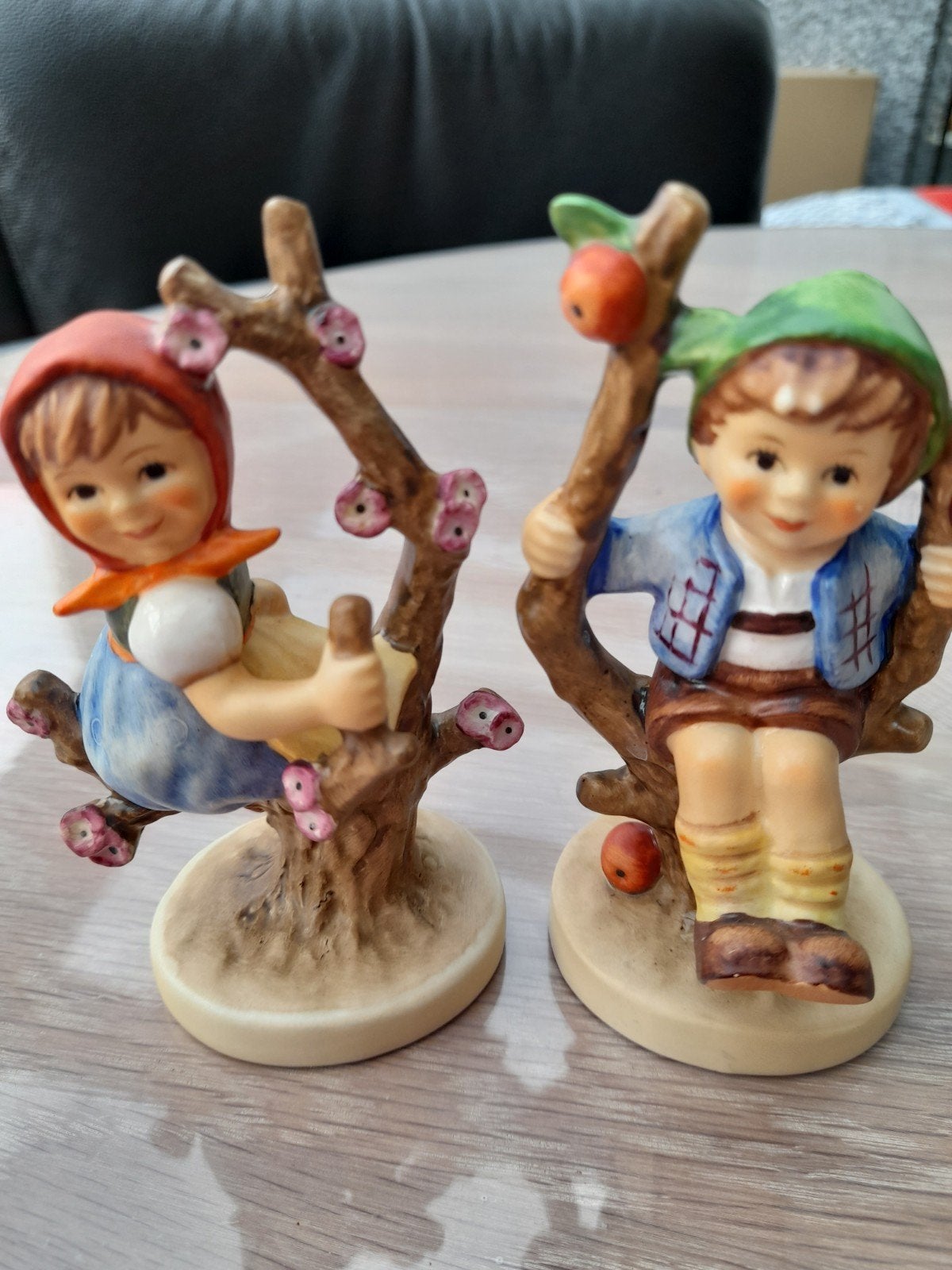 2 hummeltjes meisje en jongen  in appelboom, Ophalen of Verzenden, Zo goed als nieuw, Hummel