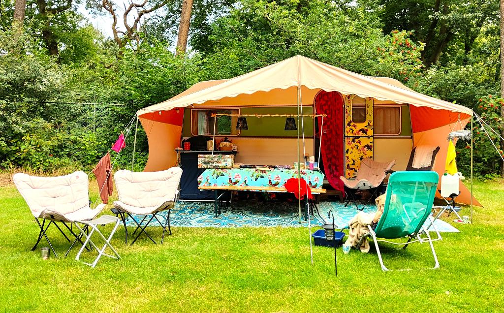 Kip Cavalier C440 (1974) | Gepimpt vintage pareltje, Caravans en Kamperen, Caravans, Openslaande ramen, Rondzit, Kip, Omvormbare zithoek