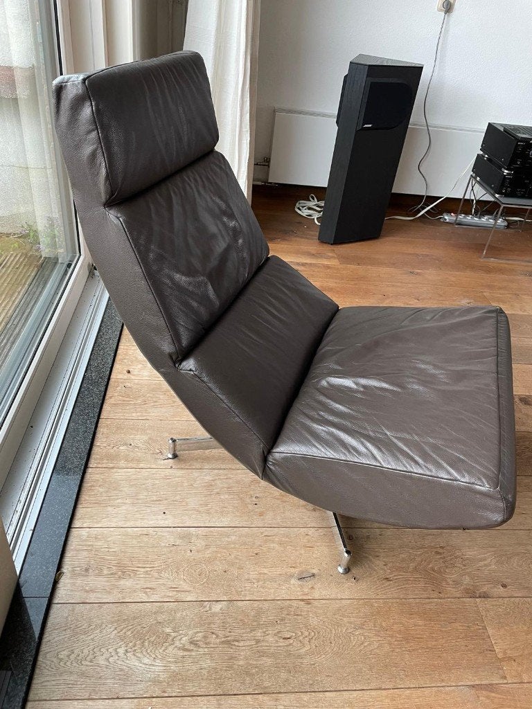 Relax fauteuil. Bruin leer., Ophalen, Gebruikt, Relax fauteuil - design. Zithoogte 37 cm. Totale hoogte 105cm., 100 tot 125 cm