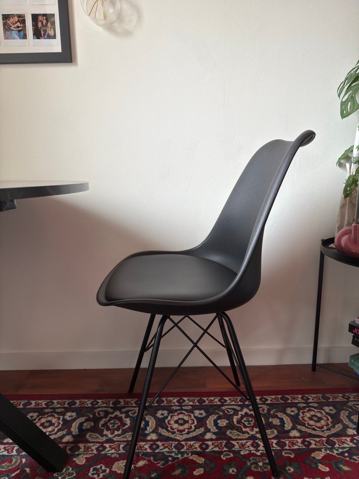 Jysk Klarup stoel zwart (2x), Huis en Inrichting, Stoelen, Ophalen, Kunststof, Gebruikt, Twee