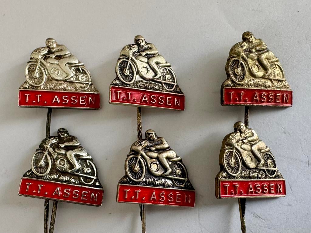 6 Metalen Spelden TT ASSEN, Ophalen of Verzenden, Zo goed als nieuw, Sport, Speldje of Pin