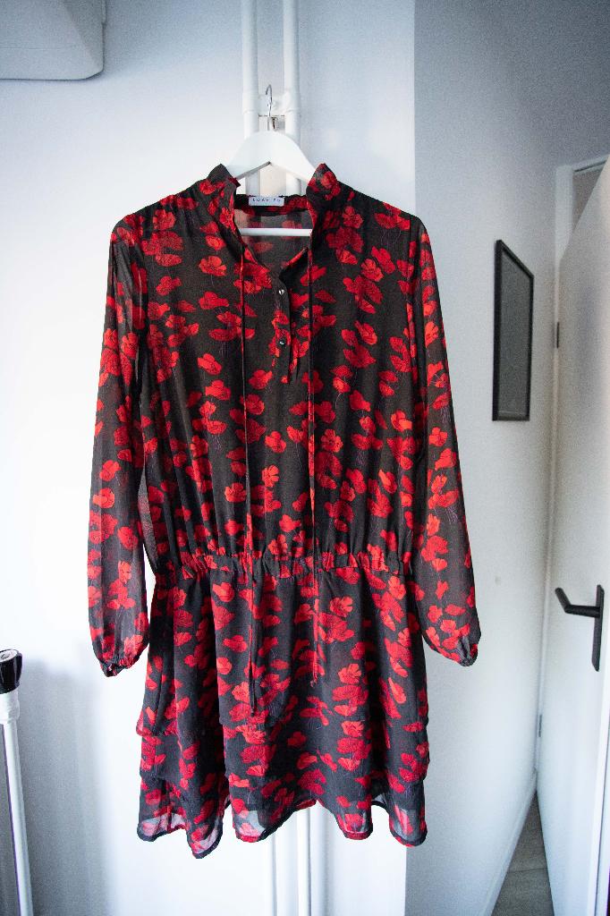 Jurk met rood bloemenpatroon Loavies maat L, Kleding | Dames, Jurken, Zo goed als nieuw, Maat 42/44 (L), Rood, Knielengte, Ophalen of Verzenden