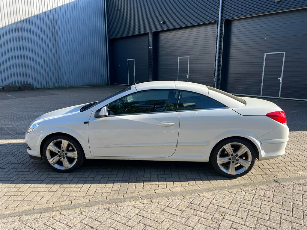 Opel Astra 1.6 180pk Turbo 2010 Wit, Auto's, Opel, Zwart, 4 cilinders, Cabriolet, 4 stoelen