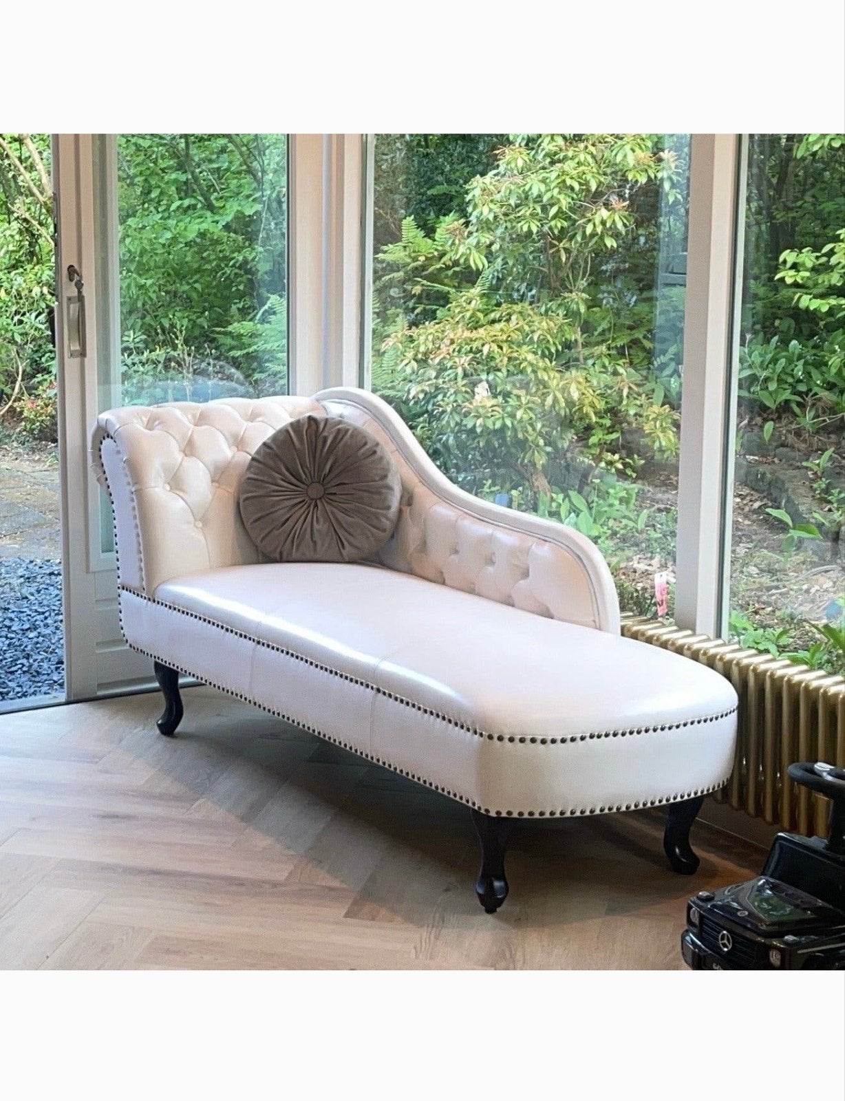 Luxe Witte Chaise Longue - Chesterfield Stijl, Ophalen, Kunststof, Eenpersoons, Zo goed als nieuw