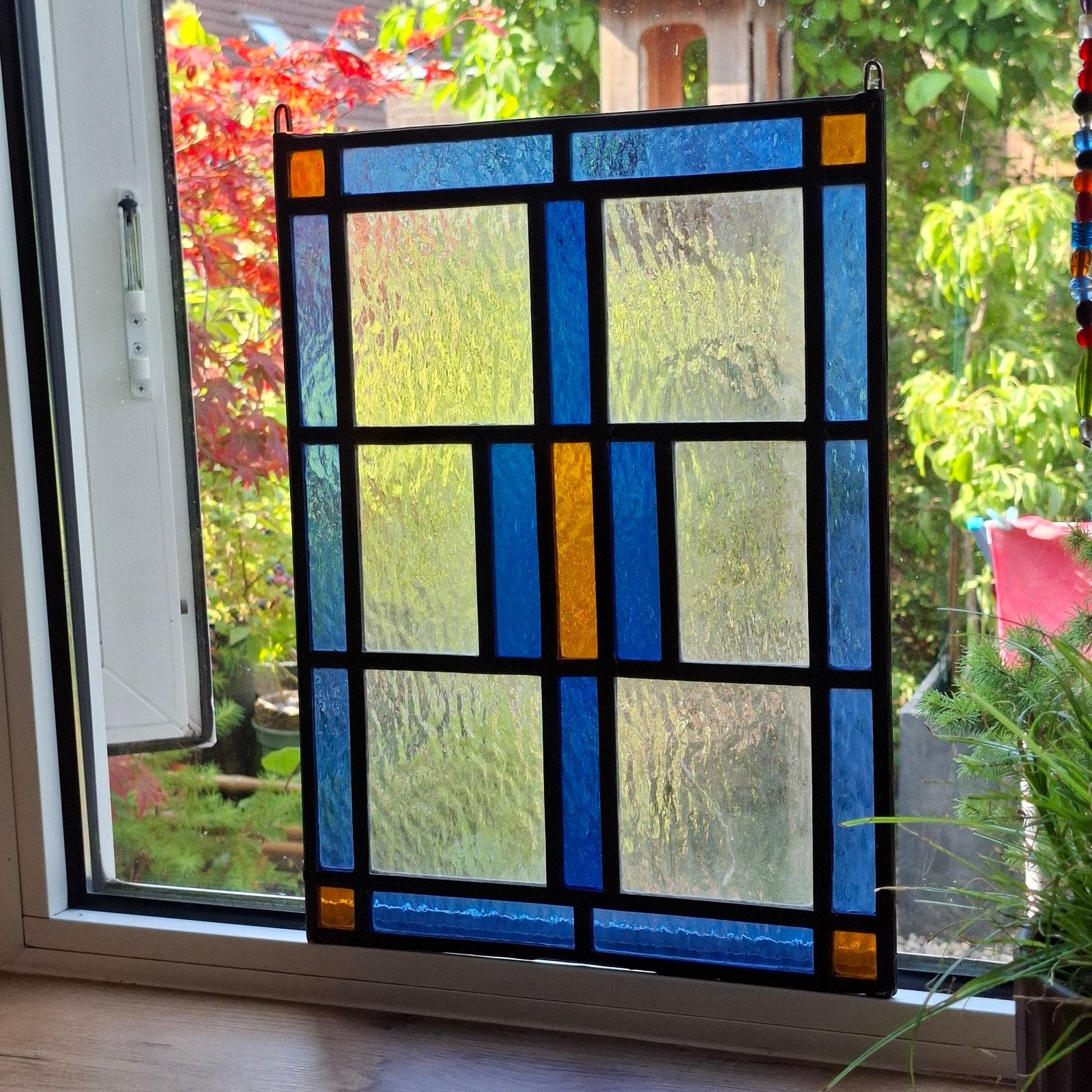 Glas in lood raamhanger - Blauw en oranje, Gebruikt, Wandhanger, Vintage, Ophalen of Verzenden