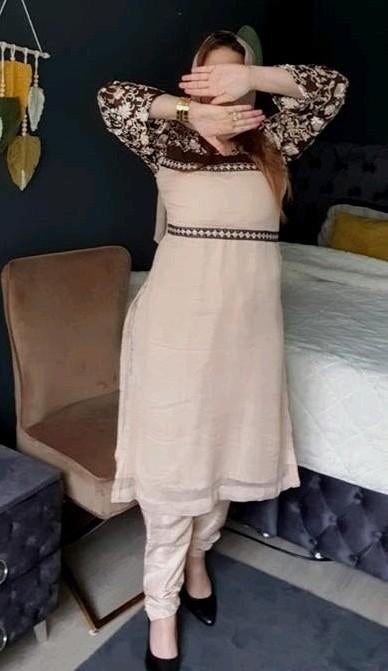 Lichtbeige jurk made in Pakistan, Ophalen of Verzenden, Nieuw, Bruin, Onder de knie