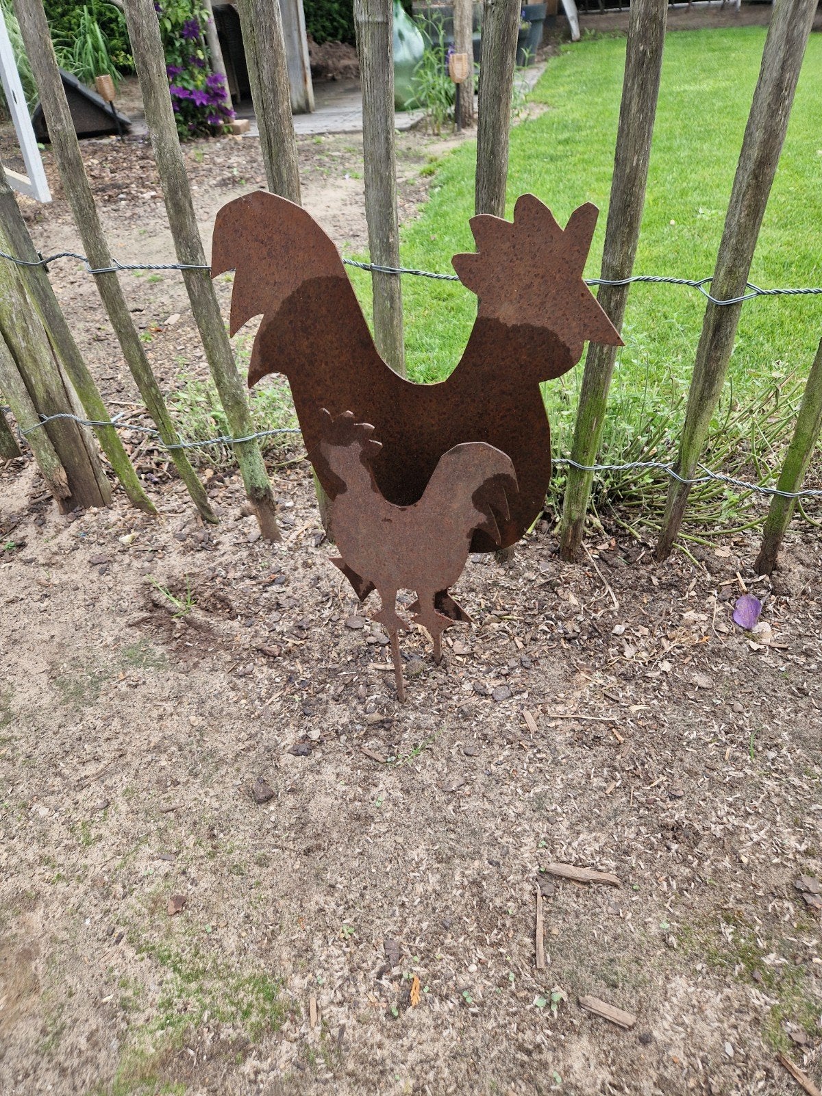 Twee roestige ijzeren kippen, Tuin en Terras, Tuinstekers, Ophalen